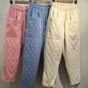 Damen Mittelhohe, weiche, bequeme, leichte und dünne, gesteppte, gepolsterte, kurze Baggyhose mit großen Fronttaschen