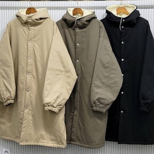 Op de afbeelding: Drie lange mouwen jassen met fleece voering. De jassen zijn in beige, olijfgroen en zwart. Elke jas heeft een capuchon en een knoopsluiting.