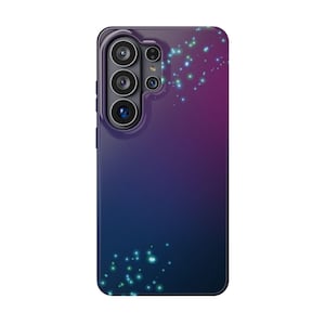 Peut inclure: Une coque de smartphone avec un dégradé de couleurs allant du bleu foncé au violet. Elle présente un groupe d'objectifs d'appareil photo et une dispersion de points verts et bleus brillants, créant un effet étoilé.
