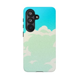 Könnte beinhalten: Eine Smartphone-Hülle mit einem Himmelsmotiv. Die Hülle hat einen Farbverlauf von Blau und Grün mit weißen Wolkenillustrationen. Die Kameralinsen sind auf der oberen linken Seite der Hülle sichtbar.