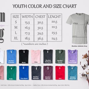 K&ouml;nnte beinhalten: Gr&ouml;&szlig;entabelle f&uuml;r T-Shirts f&uuml;r Jugendliche mit Ma&szlig;en in Zoll. Die Tabelle zeigt die Gr&ouml;&szlig;en S, M, L und XL mit den entsprechenden Ma&szlig;en f&uuml;r Breite, Brustumfang und L&auml;nge. Die Tabelle wird von einem Farbmuster mit 12 verschiedenen T-Shirt-Farben begleitet.