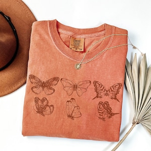 Camiseta estilo cottagecore oscuro con mariposas, camiseta con estética de polillas, camiseta para amantes de la naturaleza, camiseta de colores suaves y cómodos, regalo para ella, camiseta bohemia. imagen 3