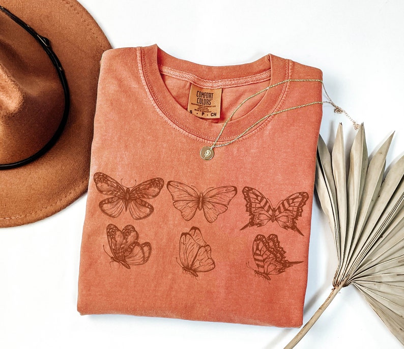 Camiseta estilo cottagecore oscuro con mariposas, camiseta con estética de polillas, camiseta para amantes de la naturaleza, camiseta de colores suaves y cómodos, regalo para ella, camiseta bohemia. imagen 3