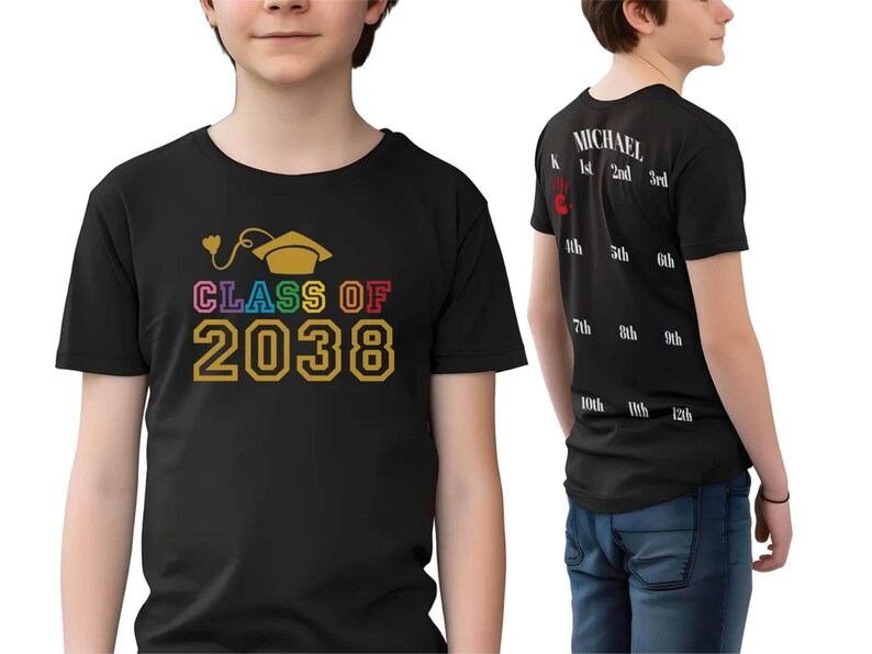 K&ouml;nnte beinhalten: Schwarzes T-Shirt mit einer Regenbogen-Abschluss-Kappe und dem Text "Class of 2038". Auf der R&uuml;ckseite des Shirts steht der Name "Michael" und die Zahlen von 1. bis 12.