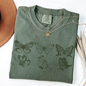 Camiseta estilo cottagecore oscuro con mariposas, camiseta con estética de polillas, camiseta para amantes de la naturaleza, camiseta de colores suaves y cómodos, regalo para ella, camiseta bohemia. imagen 2