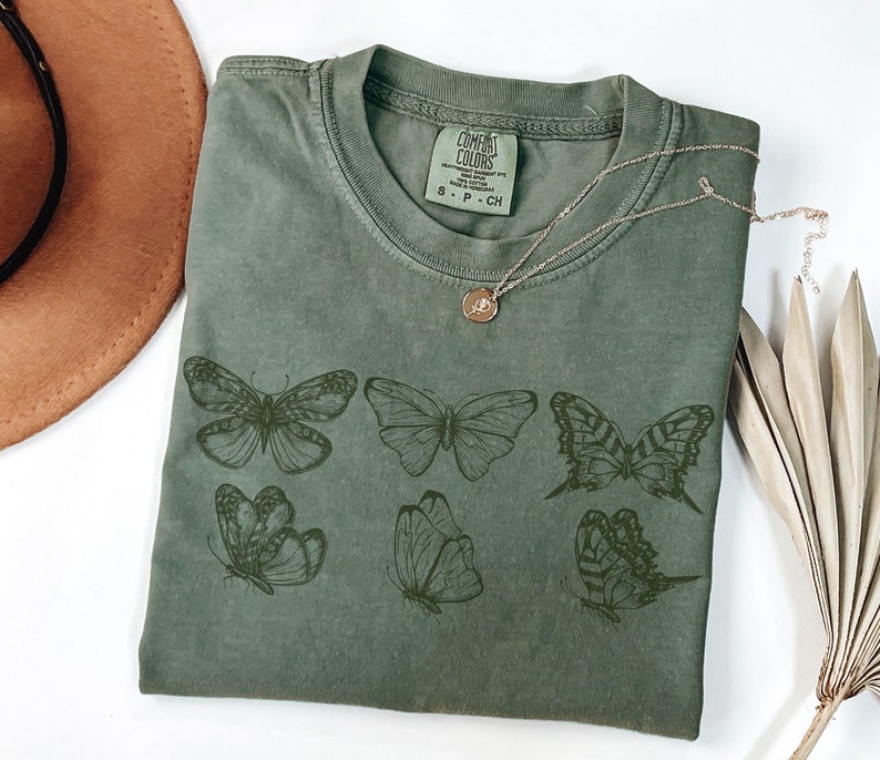 Camiseta estilo cottagecore oscuro con mariposas, camiseta con estética de polillas, camiseta para amantes de la naturaleza, camiseta de colores suaves y cómodos, regalo para ella, camiseta bohemia. imagen 2