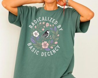 Camiseta de protesta feminista Comfort Colors®: Radicalizada por la decencia básica y el feminismo liberal