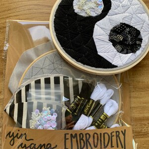 抽象的な陰陽刺繍キット