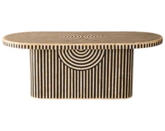 Pode incluir: Mesa de centro oval com um design de riscas pretas e bege. O tampo apresenta círculos concêntricos e a base riscas verticais. Um design moderno e geométrico para a decoração da sala.