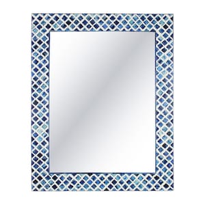 Può includere: Specchio da parete rettangolare con bordo decorativo. La cornice presenta un motivo ripetuto di forme geometriche blu e bianche. La superficie riflettente dello specchio è trasparente e il design è moderno.