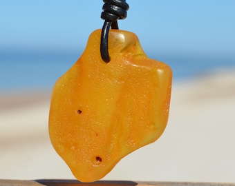 Grand pendentif en ambre non poli/ ambre pur de la Baltique/ amulette en ambre brut/ homme Bernstein Kette/ cadeau pour homme ou femme