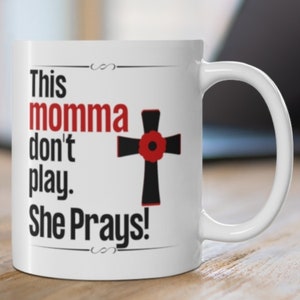 Mug cadeau chrétien fête des mères pour maman, Mug inspiré par la foi, cette maman prie, cadeau d'anniversaire pour maman religieuse en prière image 1