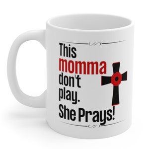 Mug cadeau chrétien fête des mères pour maman, Mug inspiré par la foi, cette maman prie, cadeau d'anniversaire pour maman religieuse en prière image 4