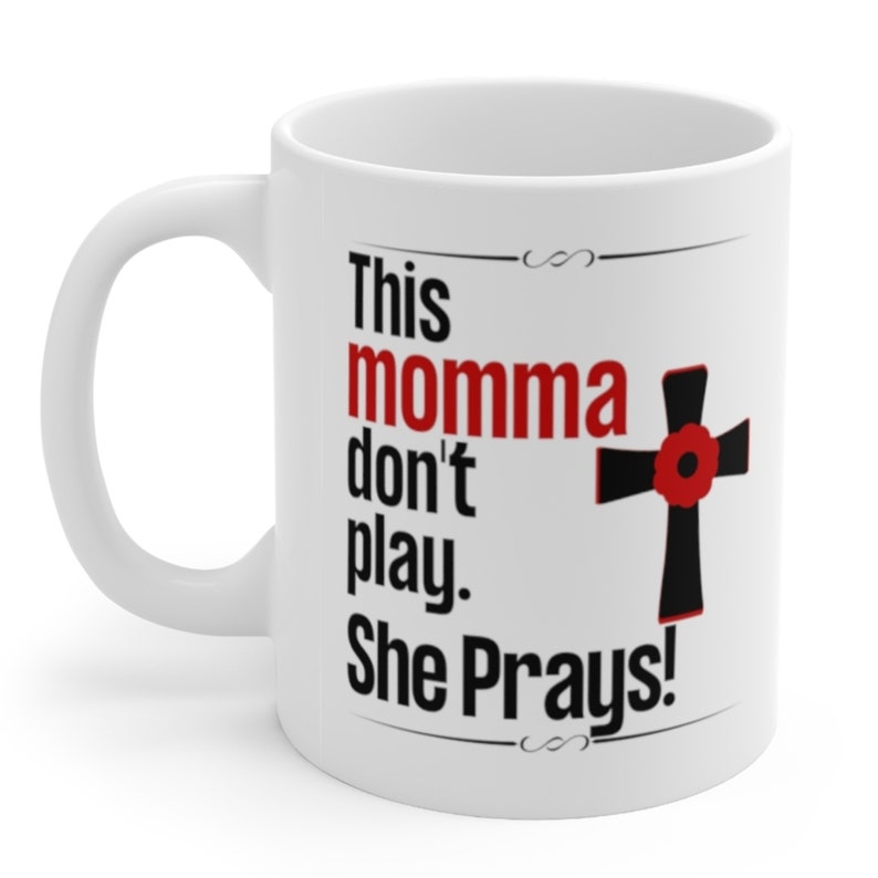 Mug cadeau chrétien fête des mères pour maman, Mug inspiré par la foi, cette maman prie, cadeau d'anniversaire pour maman religieuse en prière image 4