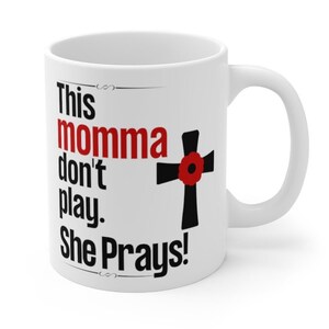 Mug cadeau chrétien fête des mères pour maman, Mug inspiré par la foi, cette maman prie, cadeau d'anniversaire pour maman religieuse en prière image 3
