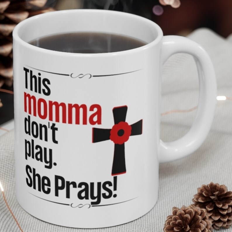 Mug cadeau chrétien fête des mères pour maman, Mug inspiré par la foi, cette maman prie, cadeau d'anniversaire pour maman religieuse en prière image 2