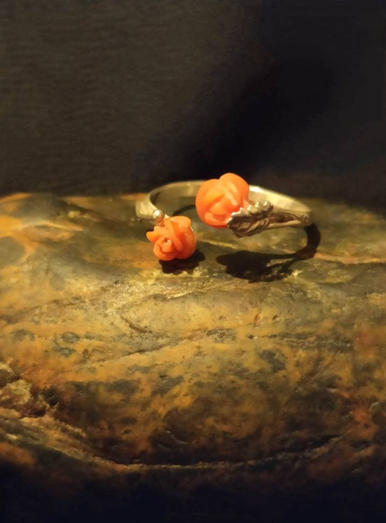 Tr\u00e8s Belle Bague Vintage Ancienne En Argent Massif 835 Et Roses De Corail Rose Sculpt\u00e9