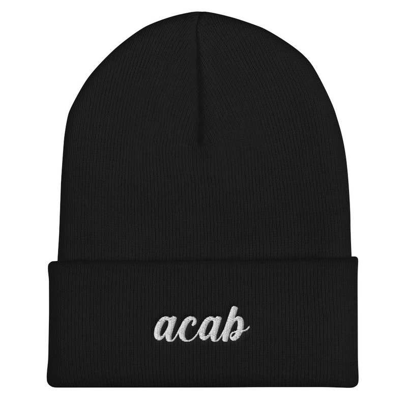 Puede incluir: Gorro negro con una inscripci&oacute;n bordada en blanco que dice "acab".