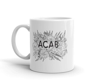 Può includere: Tazza in ceramica bianca con un design floreale in bianco e nero e il testo "ACAB" in nero.