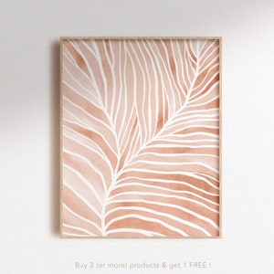 Op de afbeelding: Een ingelijste print met een aquarelontwerp van een gestileerd blad in roze en witte tinten. Het blad heeft een delicaat, ingewikkeld patroon van lijnen.