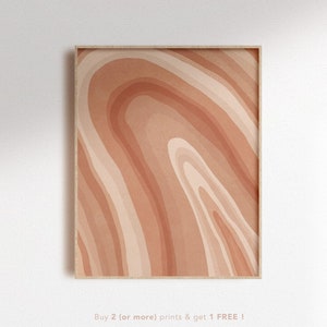 Könnte beinhalten: Abstrakter Kunstdruck mit einem Farbschema in Braun, Beige und Creme. Der Druck zeigt ein wirbelndes, organisches Muster, das an eine topografische Karte erinnert. Der Druck ist in einem einfachen Holzrahmen gerahmt.