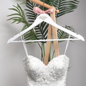 Cintres de mariage personnalisés, Cadeaux de demoiselle d&#39;honneur, Cintre avec nom personnalisé gravé, Cintres de fête nuptiale, Proposition de garçon d&#39;honneur, Cintre en bois personnalisé