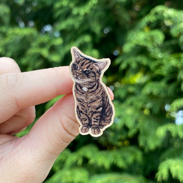 Scrunching Tabby Cat Wooden Pin Badge | Cat Lover, Silly Drawing, Cottagecore Illustration, Pet Portrait, Sustainable Gift, Scrunge Cat