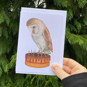 Carte de voeux A6 Chouette effraie des clochers debout sur un gâteau d'anniversaire