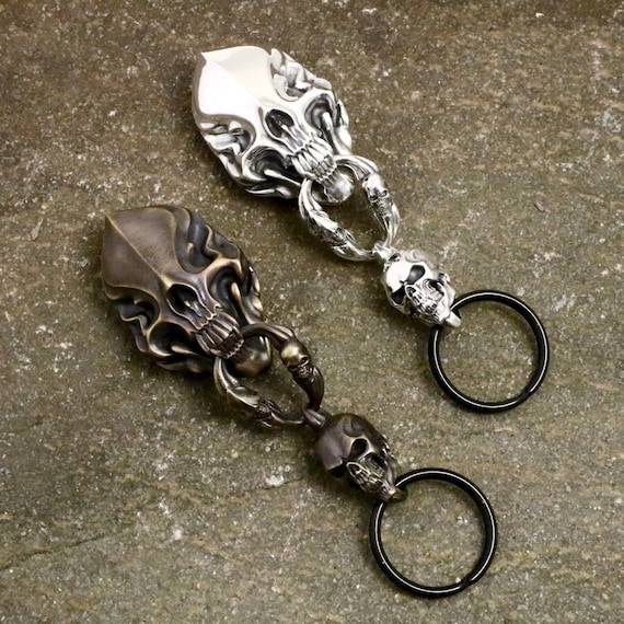 Silberne Totenkopf-Schlüsselanhänger