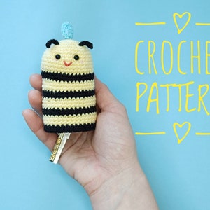 Modello all'uncinetto per la copertina della chiave dell'ape, accogliente portachiavi all'uncinetto, tutorial sul portachiavi in peluche, modello facile e veloce all'uncinetto dei cappucci, portachiavi ape