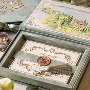 Hochzeitseinladungsbox - Salbeigrüner Samt - Acryleinladung in Samtbox - Mit individuellem Hochzeitslogo oder Hochzeitsmonogramm