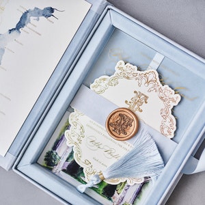 Hochzeitseinladungsbox - Staubblauer Samt - Acryleinladung in Samtbox - Mit individuellem Hochzeitslogo oder Hochzeitsmonogramm