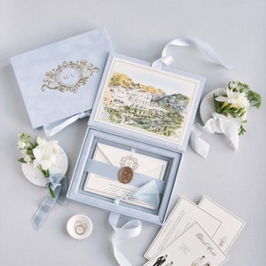 Hochzeitseinladungsbox - Staubblauer Samt - Acryleinladung in Samtbox - Mit individuellem Hochzeitslogo oder Hochzeitsmonogramm