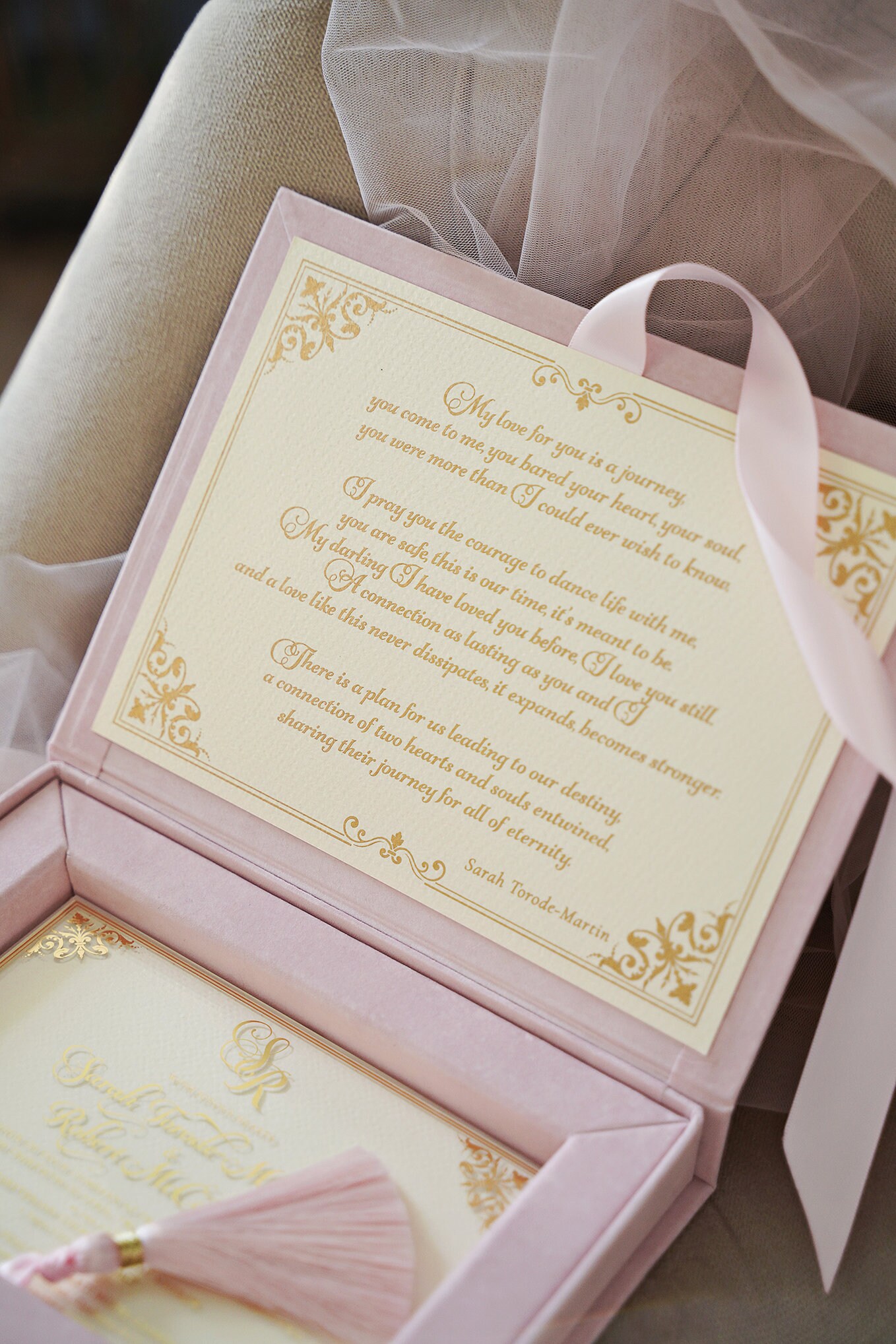 Opulent Acrylic Invitations with Rose Gold Name Tag and Velvet Gift Box  EWIAT148