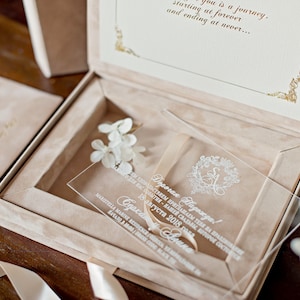 Hochzeitseinladungsbox - Acryleinladung in Samtbox - Mit individuellem Hochzeitslogo oder Hochzeitsmonogramm