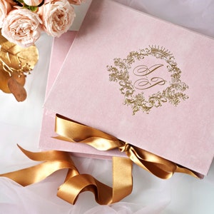 Quinceañoeinladungsbox - Puderrosa Samt - Acryleinladung in Samtbox - Mit individuellem Logo oder Monogramm