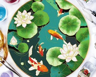 Può includere: Un piatto decorativo rotondo con una scena di stagno con pesci koi, ninfee e fiori di loto. Il piatto ha un bordo dorato e uno sfondo verde acqua e nero. I pesci koi sono arancioni, bianchi e rossi. I fiori di loto sono bianchi con dettagli dorati.