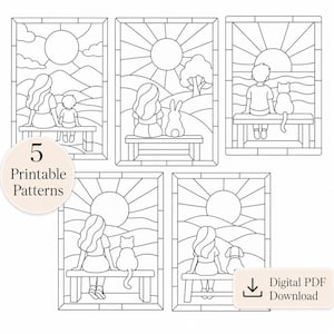 Op de afbeelding: Vijf printbare zwart-wit patronen met lijntekeningen van figuren die op bankjes zitten en naar de zon boven landschappen kijken. De tekst 5 Printable Patterns en Digital PDF Download is zichtbaar. Deze ontwerpen lijken op glas-in-loodramen.