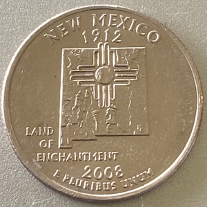 Puede incluir: Una moneda de veinticinco centavos de d&oacute;lar estadounidense con el dise&ntilde;o del estado de Nuevo M&eacute;xico. La moneda muestra las palabras "New Mexico 1912" en la parte superior, con "Land of Enchantment" y "2008" en la parte inferior. La moneda es de color plateado.