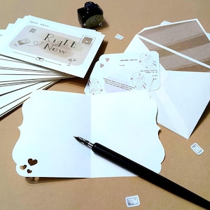 Peut inclure: Une tasse en céramique blanche avec une anse noire et le texte "But First, Coffee" dans un style manuscrit. La tasse est sur une surface blanche. La tasse mesure environ 10 cm de haut.