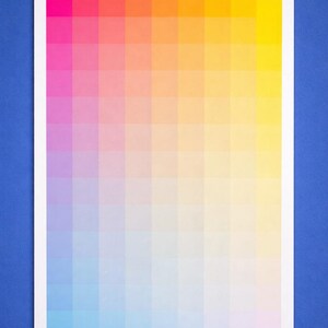 Könnte beinhalten: Ein Farbdruck mit einem Farbverlauf, der in einem Rastermuster angeordnet ist. Die Farben gehen von Rosa zu Gelb über, mit Schattierungen von Orange, Blau und Grün. Der Druck befindet sich auf einem blauen Hintergrund.