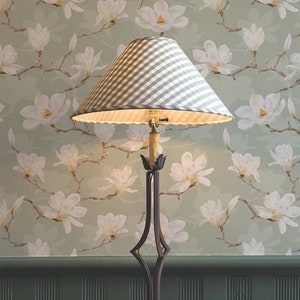 Wallpaper von weißer Magnolie. Neutrale Farben. Peel and Stick und traditionelle Wallpaper-Optionen. Abnehmbar. Akzentwand. Grüne Rückseite. *