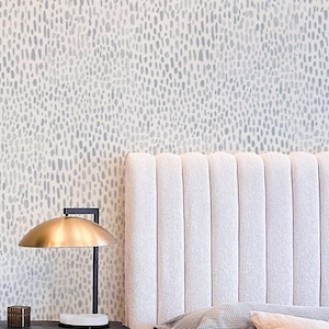Handgemalte Punkte in Hellblau. Abnehmbares Peel + Stick und traditionelle Wallpaper-Optionen.  Mehrere Farben erhältlich. 62 cm. *