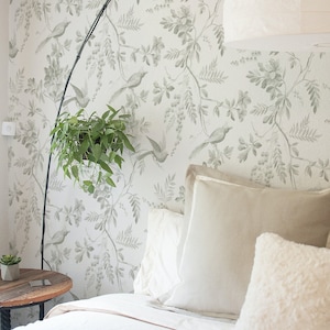Wallpaper mit Blühenden Vögeln zum Ausdrucken Peel and Stick und traditionelle Wallpaper-Optionen. Abnehmbar. Akzentwand. Olive Farbe. *