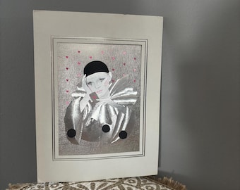 Vintage vackert Pierrot foliekonsttryck: Sorglig clown harlekin metallisk effekt med hjärtan och kort