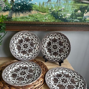 vintage set of 4 English Ironstone Tableware dinner plates 9.5” in the &quot;Ferndale&quot; pattern Rare