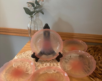 Vintage roze glazen kommen met gegolfde rand, satijnroze werveling, art deco-stijl.