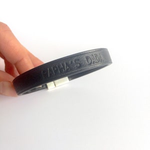 Message bracelet and first name in black leather for men and women, tailor-made, to personalize. Genuine leather, cow, cow, cattle, pork. Sans couleur