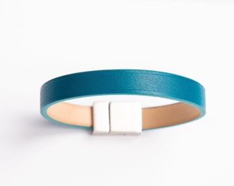 Plain bracelet in turquoise leather for men and women, tailor-made, without customization. Genuine leather, cow, cow, cattle. Beauty gift