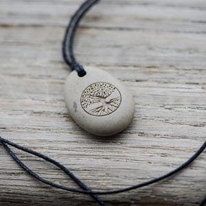 Ожерелье ручной работы «Дерево жизни» — резной натуральный пляжный камень — каменный кулон — скандинавский подарок для души викинга